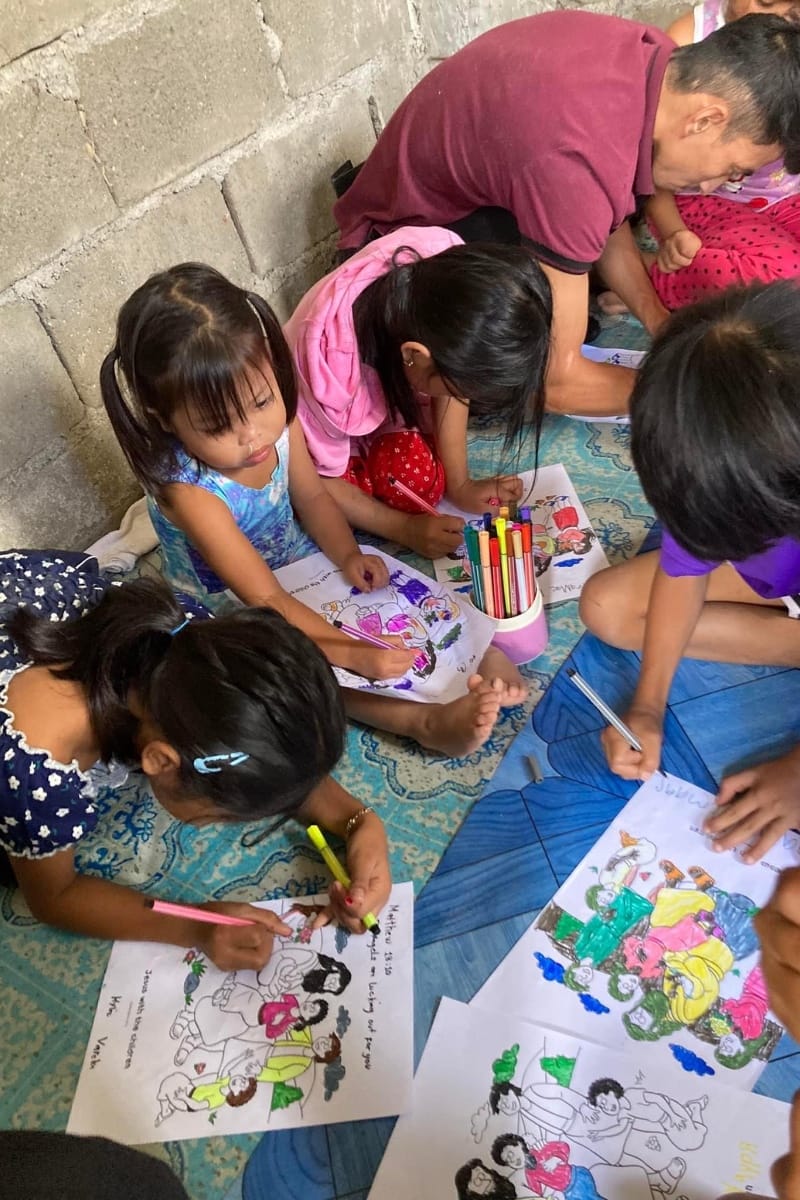 A simple but meaningful moment from our care group visit in the Philippines 🤍
Seeing the joy on these children’s faces while coloring made my heart so full.